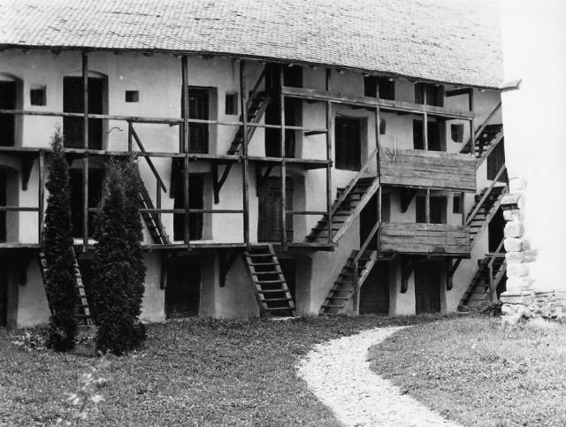 Burg122