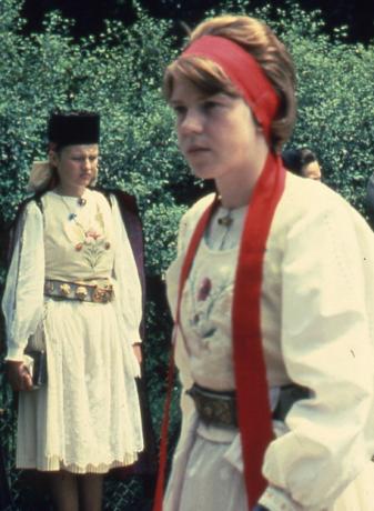 Festtracht der Mädchen