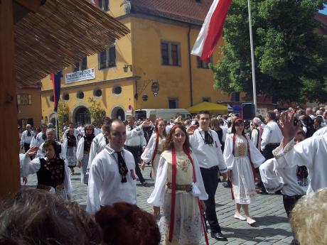 Tartlauer Trachtengruppe beim Umzug