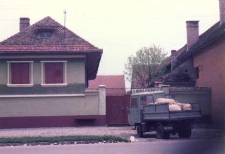 Haus Miess mit Firmenschild
